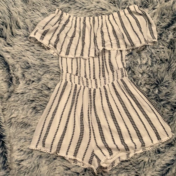 Lulu’s | White Print Off the Shoulder Romper - Picture 4 of 7